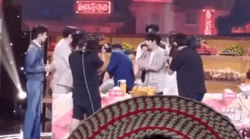 迪丽热巴舞台求婚事件_男明星被女明星强吻_女明星被骚扰事件