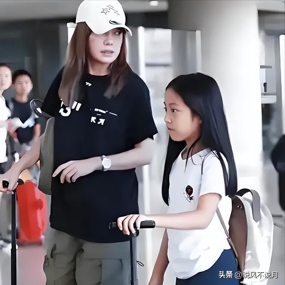 赵薇现在还在娱乐圈吗_赵薇被执行冻结股权事件_赵薇被封杀后女儿复出